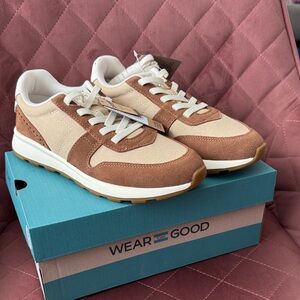 TOM’s Travel Lite Retro Sneakers size 6.5